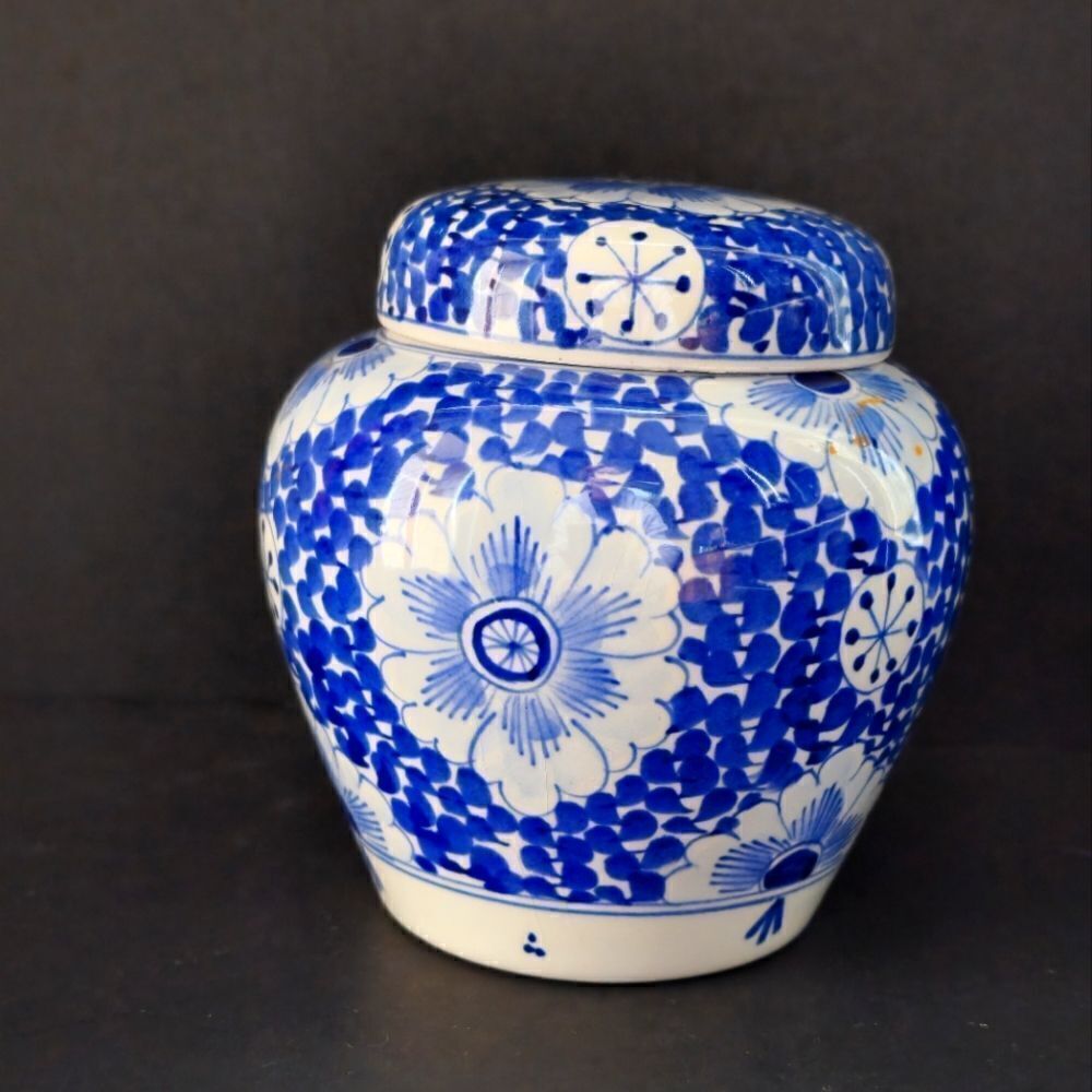 Vintage porcelain Royal Delft covered jar/vase